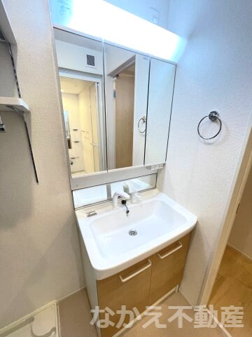 物件内観写真7　(明るい洗面所です)