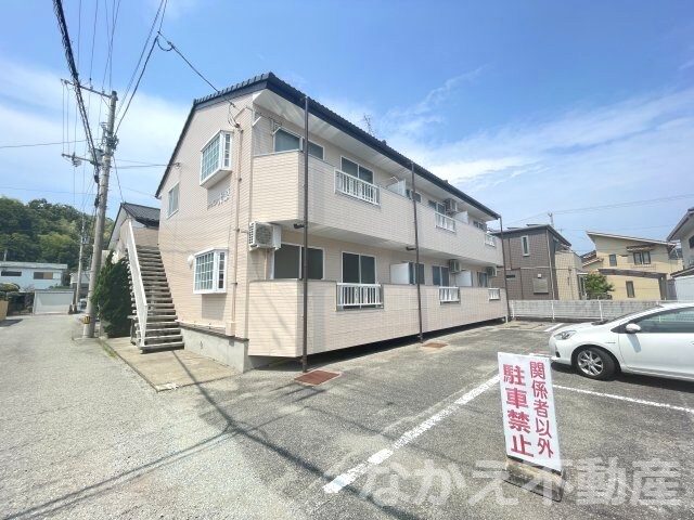 物件外観写真1　(落ち着いた雰囲気の外観です)