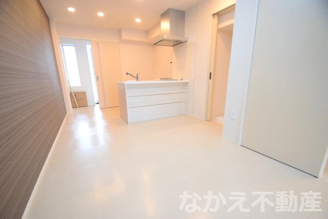 物件内観写真3　(広くて明るい寝室)