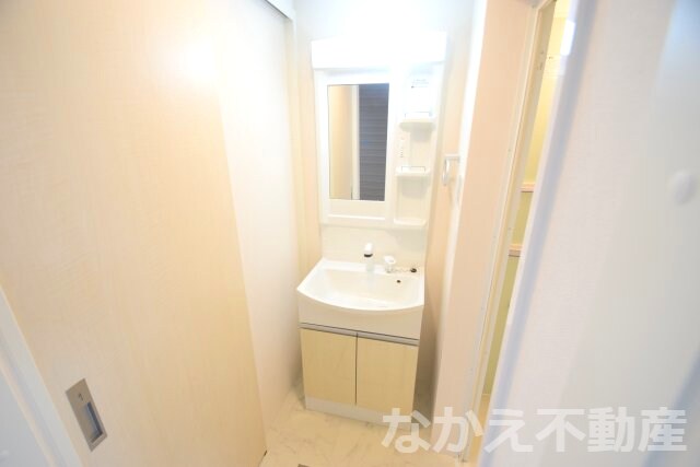 物件内観写真7　(広い洗面スペース)