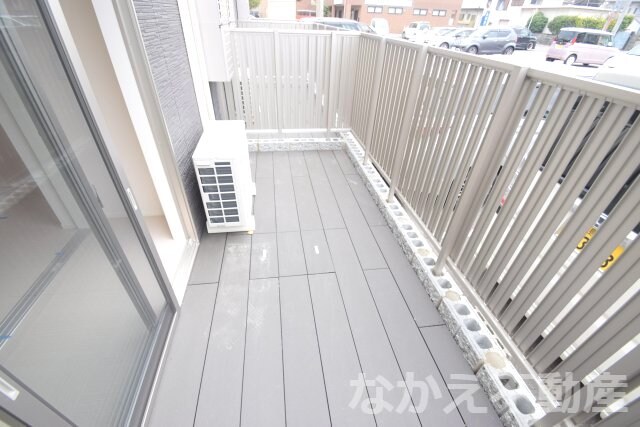 物件内観写真9　(開放的で明るい空間を演出してくれるバルコニーです)