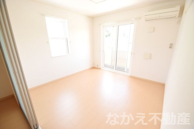 物件内観写真2　(使い勝手のいい寝室です)