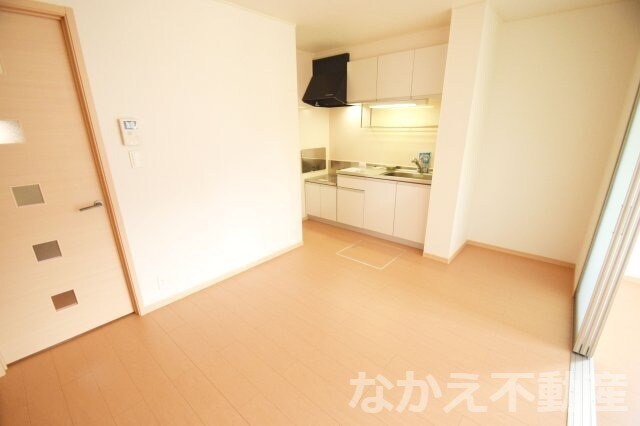 物件内観写真3　(こちらの居間で趣味の時間をお楽しみください)