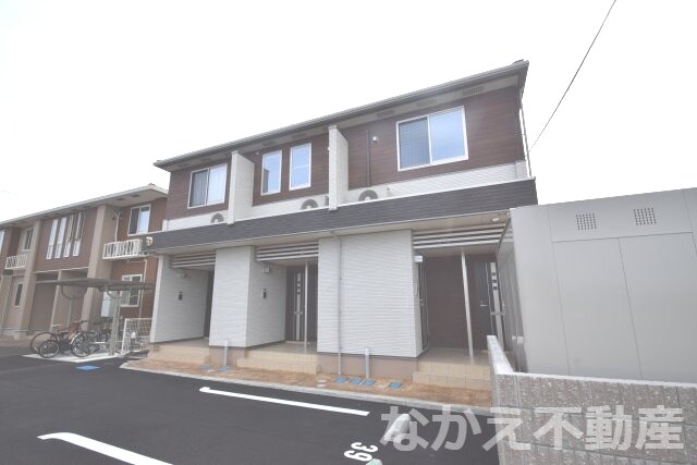 物件外観写真1　(外観は落ち着いています)