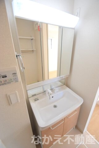 物件内観写真8　(明るい洗面所です)