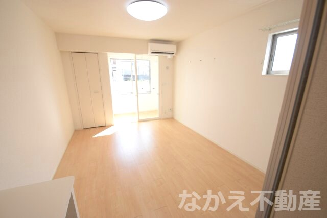 物件内観写真14　(広くて明るい寝室)