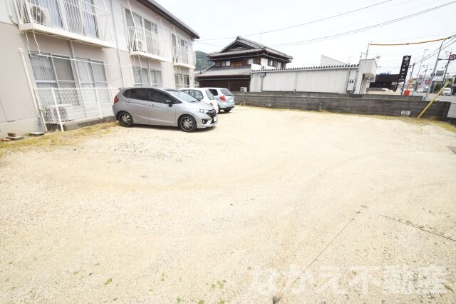 物件外観写真2　(駐車場があるので、車を買う予定の方も安心です)