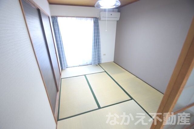 物件内観写真4　(落ち着いた色調の寝室です)