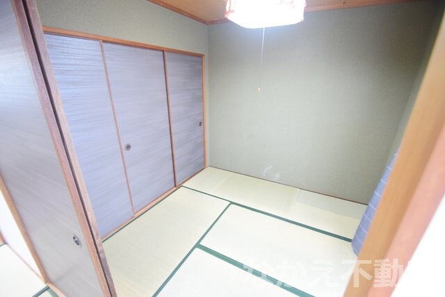 物件内観写真11　(開放的な寝室です)