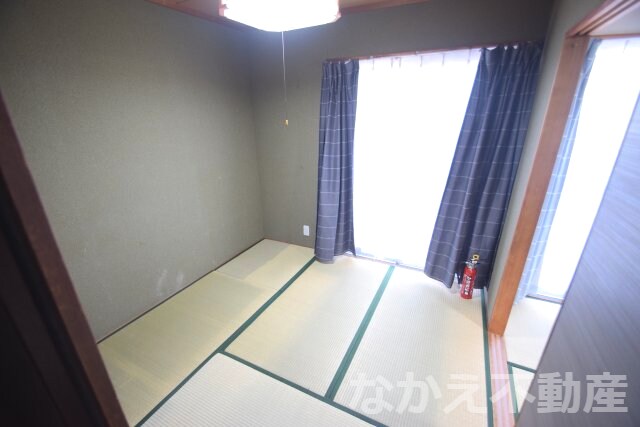 物件内観写真15　(落ち着いた色調の寝室です)