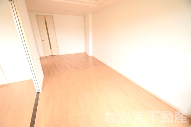 物件内観写真13　(広くて明るい寝室)