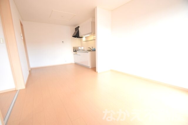 物件内観写真4　(ゆったりとした居間です)