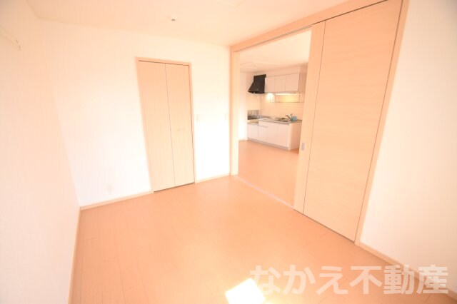 物件内観写真5　(広くて明るい寝室)