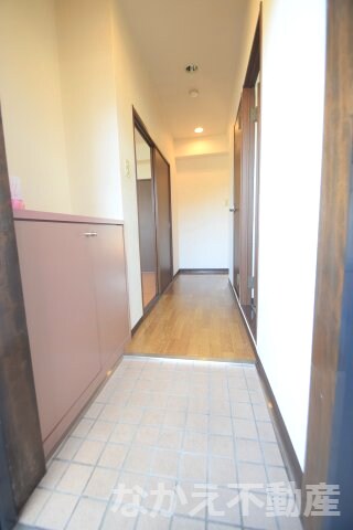 物件内観写真9　(ゆったりとした玄関です)