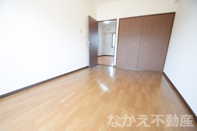 物件内観写真12　(落ち着いた色調の寝室です)