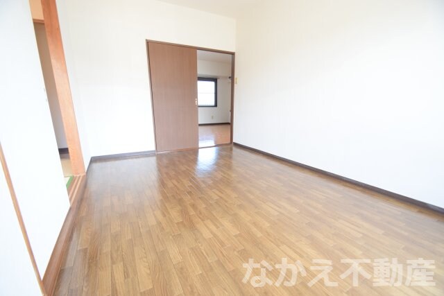 物件内観写真13　(落ち着いた色調の寝室です)