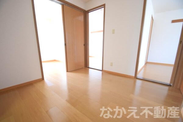 寝室(落ち着いて過ごせるお部屋なので、寝室にいかがでしょうか)