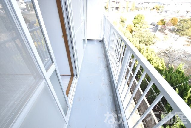物件内観写真12　(暖かな日差しのふりそそぐバルコニー)