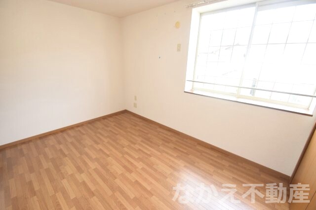 物件内観写真13　(開放的な寝室です)