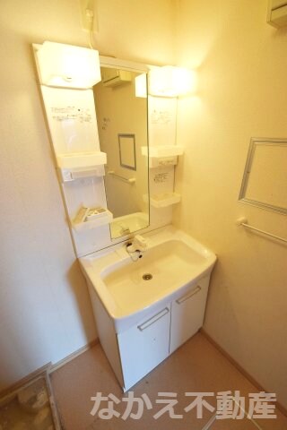 物件内観写真13　(広い洗面スペース)