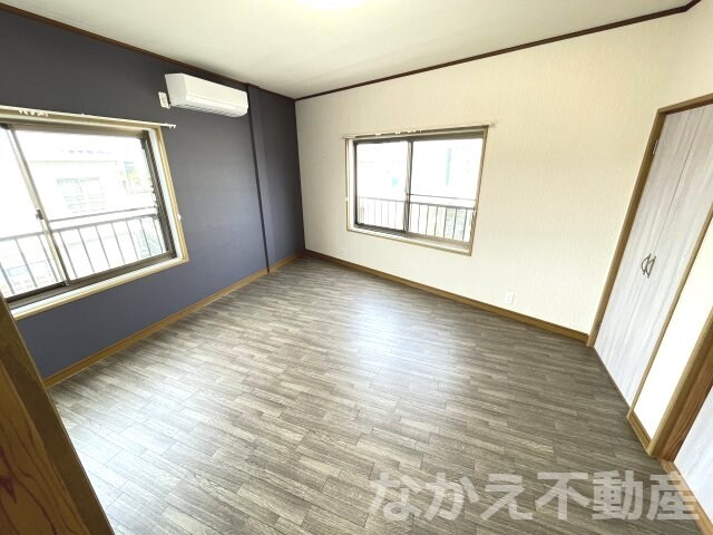 物件内観写真15　(落ち着いた色調の寝室です)