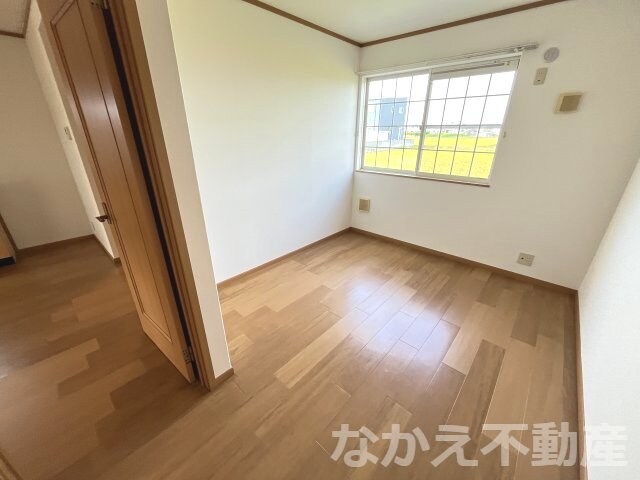 物件内観写真4　(開放的な寝室です)