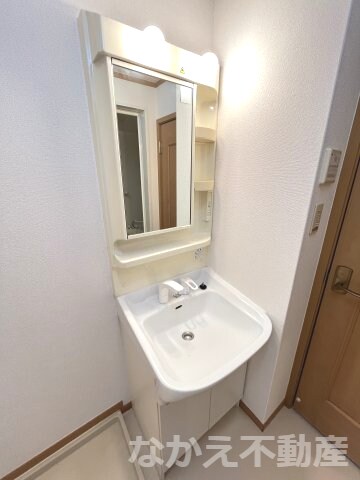 物件内観写真7　(広い洗面スペース)