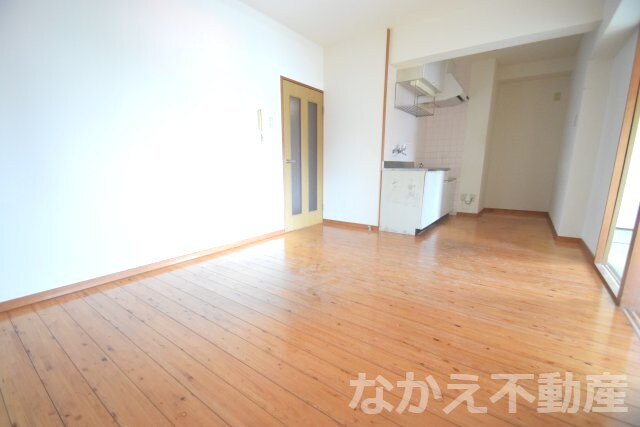 物件内観写真2　(ゆったりとした居間です)