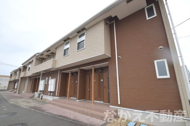 物件外観写真2　(外観は落ち着いています)