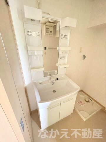 物件内観写真9　(広い洗面スペース)
