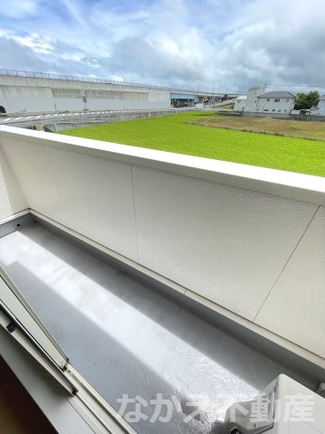 物件内観写真12　(お洗濯にも便利なバルコニー付き)