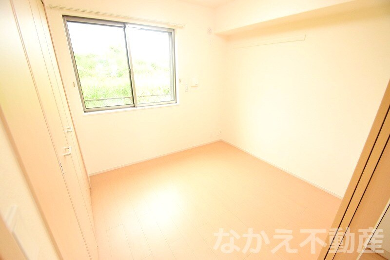 物件内観写真4　(広くて明るい寝室)