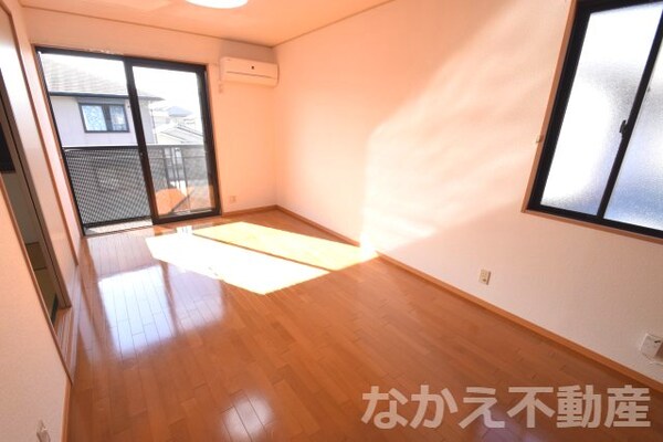 居室(こちらのリビングで趣味の時間をお楽しみください)