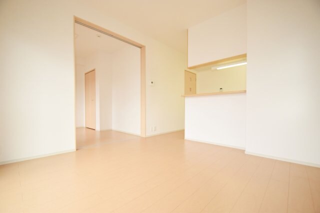 物件内観写真6　(こちらのリビングで趣味の時間をお楽しみください)