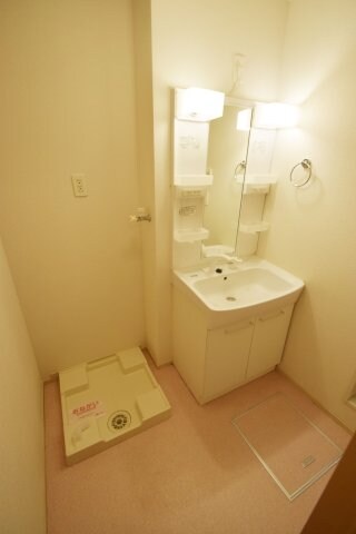 物件内観写真12　(ゆったりとスペースのある洗面所)