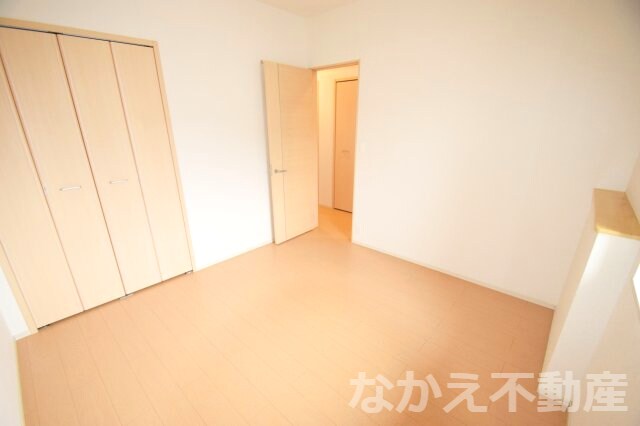 物件内観写真21　(落ち着いた色調の寝室です)