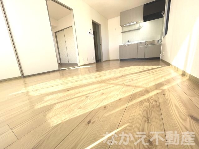 物件内観写真2　(おしゃれな居間です)