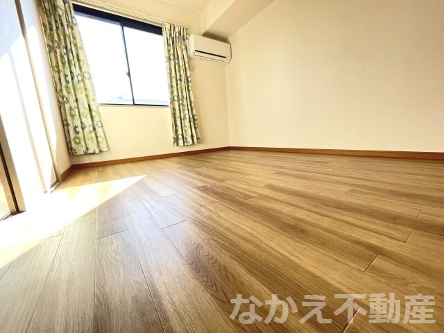 物件内観写真4　(開放的な寝室です)