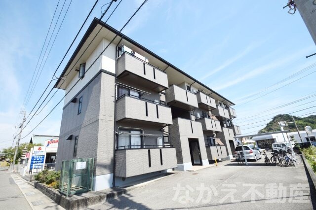 物件外観写真1　(外観は落ち着いています)