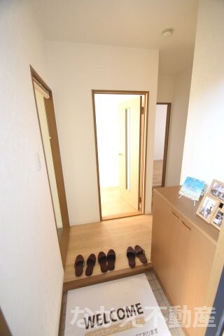 物件内観写真12　(明るい玄関です)