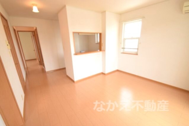 物件内観写真2　(ゆったり過ごせるリビングです)