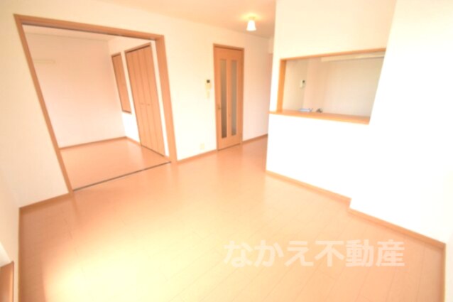 物件内観写真3　(ゆったり過ごせる居間です)