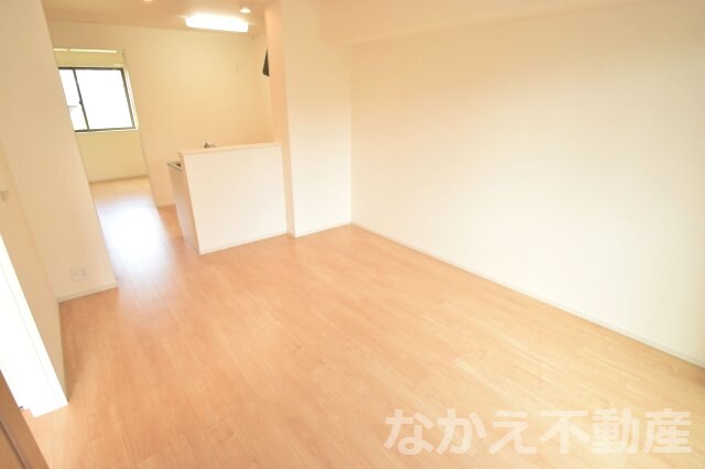 物件内観写真2　(ゆったりした洋室です)