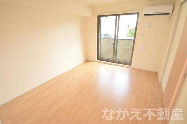 物件内観写真3　(ゆったりとしたリビングです)