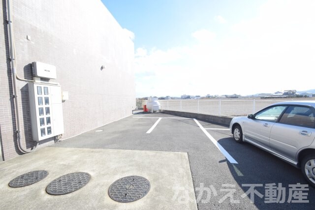 物件外観写真3　(駐車場完備です)
