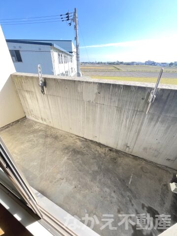 物件内観写真11　(外からの目が気にならないバルコニーで洗濯物が干せます)