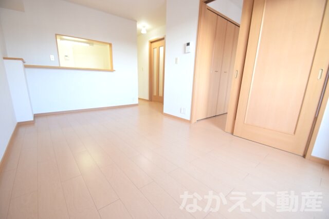 物件内観写真2　(こちらの居間で趣味の時間をお楽しみください)