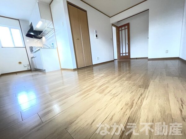 居室(こちらの居間で趣味の時間をお楽しみください)