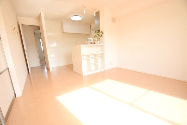 物件内観写真2　(ゆったり過ごせるリビングです)