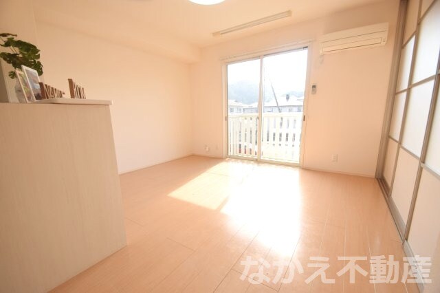 物件内観写真3　(こちらの居間で趣味の時間をお楽しみください)